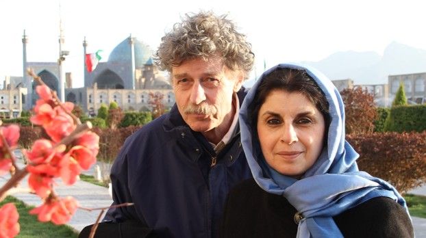 Faranak Djalali-Lorenz und Rüdiger Lorenz vor einer Moschee mit blauer Kuppel, im Vordergrund blühende Zweige