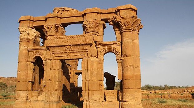 Ruine des Römischen Kiosks in Naga mit Säulen und Bögen