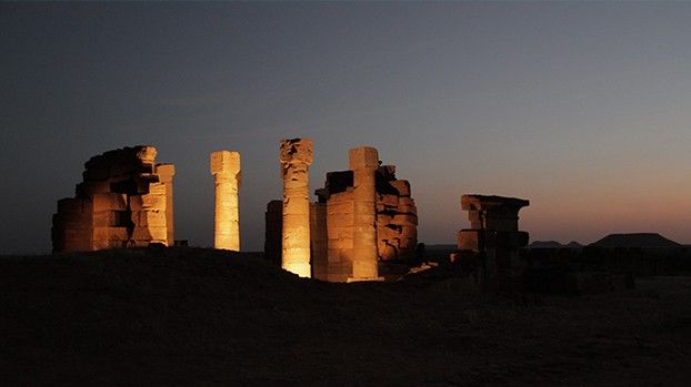 Nachts beleuchtete Tempelruine von Naga