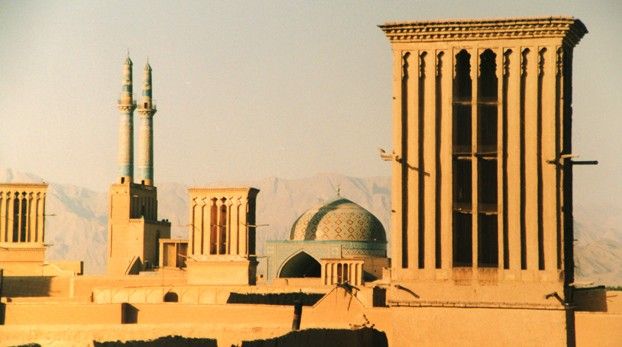 Windtürme, Minarette und eine Moscheekuppel über den Lehmdächern von Yazd