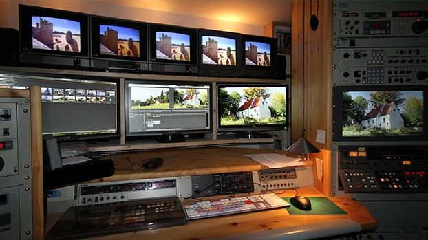 Schnittplatz mit mehreren Monitoren und Videotechnik