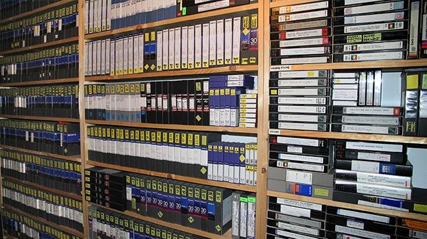 Regale voller beschrifteter Videokassetten