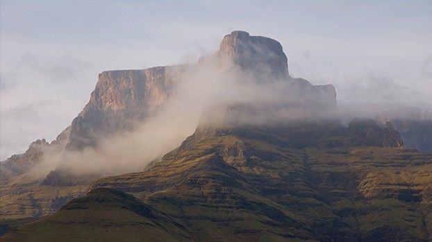 Tafelberg der Drakensberge mit Wolkenschleiern
