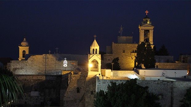 Geburtskirche in Bethlehem bei Nacht beleuchtet