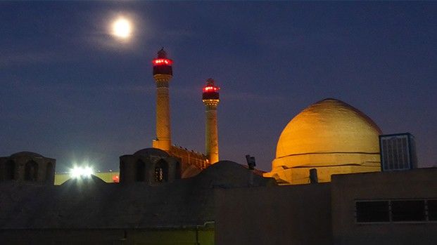 Beleuchtete Kuppel und Minarette der Freitagsmoschee bei Vollmond