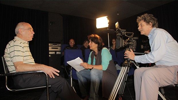 Interview mit einem Zeitzeugen vor Kamera und Scheinwerfer